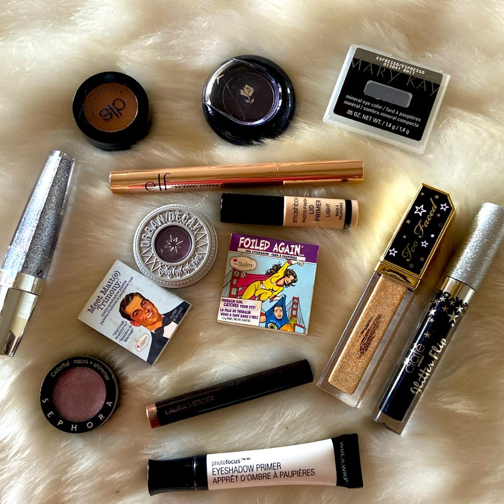 Bundle of mini eyeshadows and eyelid primer